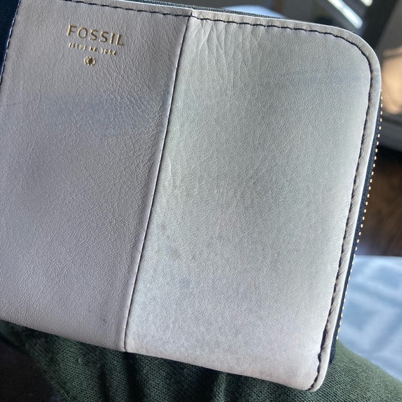 Fossil Wristlet. Tri colored. Black. Cream. Grey. Zipper - Picture 5 of 6